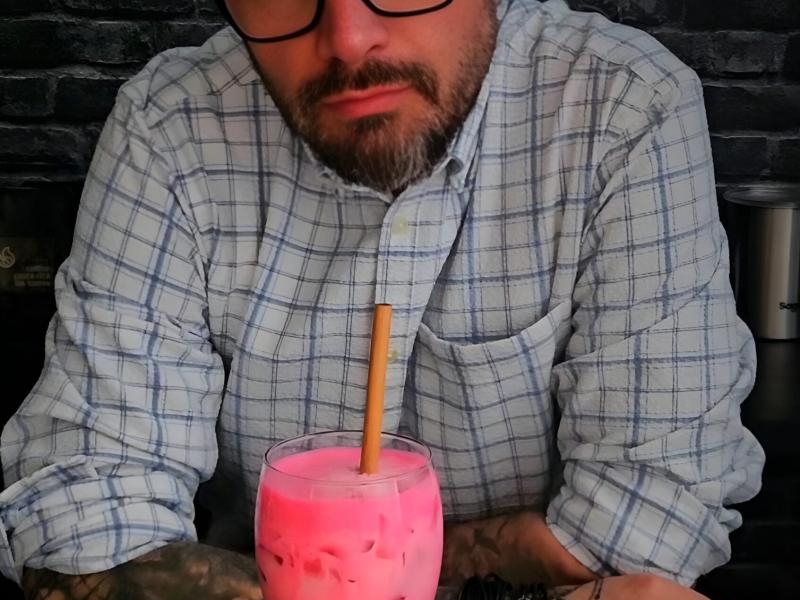 Nom Yen – tajski różowy napój z syropem Sala i mlekiem