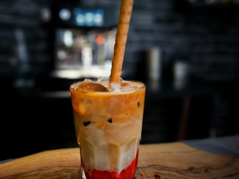 Strawberry Ice Sage Latte – espresso z musem truskawkowym