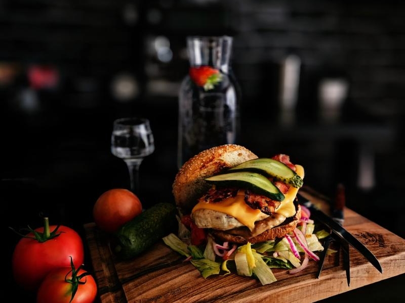 Burger Aleksa z sosem orzechowym i wódką – przepis
