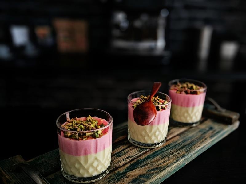 Perski pudding z różą i syropem Sala