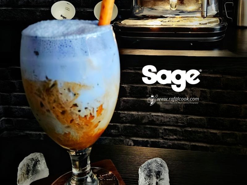 Blue Sage Brew – Cold Brew z matchą i mlekiem