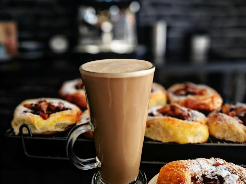 Café au lait i bułki drożdżowe z jabłkami