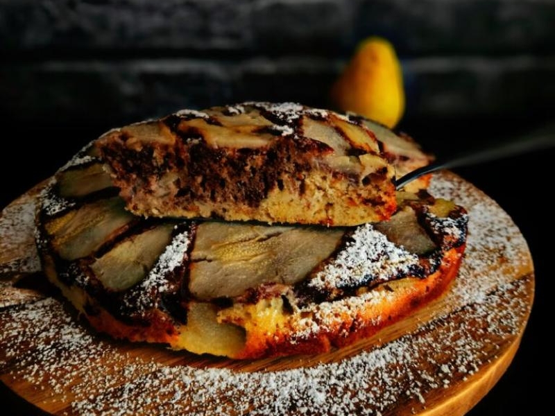 Torta di Pere e Amaretti z efektem kakaowego marmurka