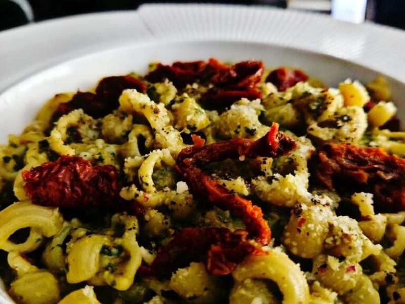 Pesto sardo z orzechami włoskimi i makaronem