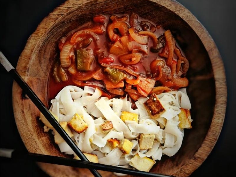 Słodko – kwaśny sos z tofu i makaronem ryżowym