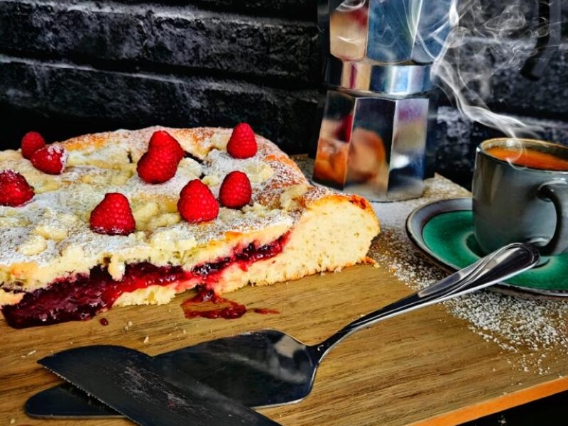 Maliniak drożdżowe ciasto z malinami i kruszonką