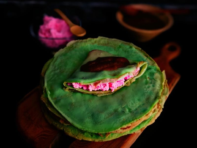 Pandanowe naleśniki z twarogiem Sala i masłem jabłkowym