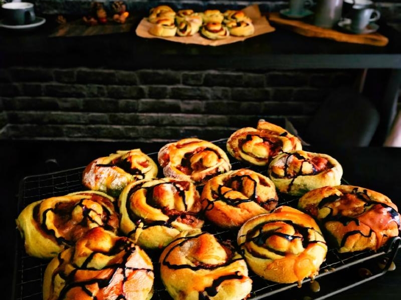 Bułki drożdżowe z musem jabłkowym i pandanem