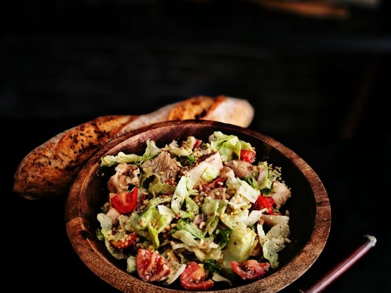 Sałatka z indykiem Jerk & Crunch – chrupiąca i aromatyczna