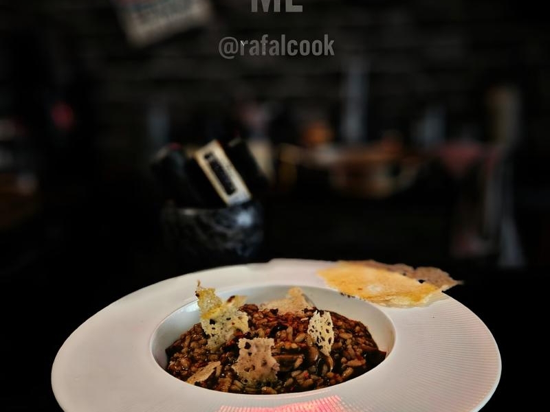 Risotto z czarnym czosnkiem i Parmigiano