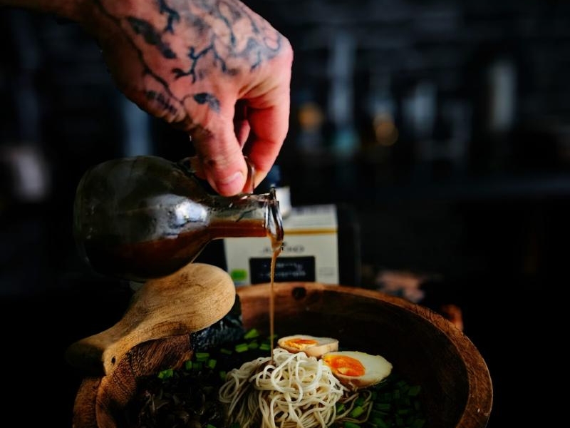 Shoyu Ramen z polędwicą i czarnym czosnkiem