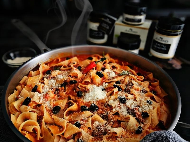 Pappardelle z chorizo i czarnym czosnkiem