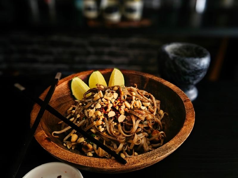 Pad Thai z kurczakiem i czarnym czosnkiem