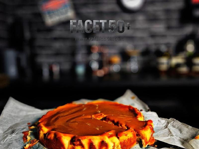 Sernik ricotta z karmelem słonym