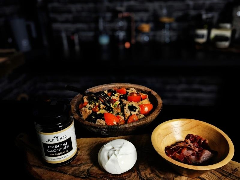 Panzanella z czarnym czosnkiem i burratą