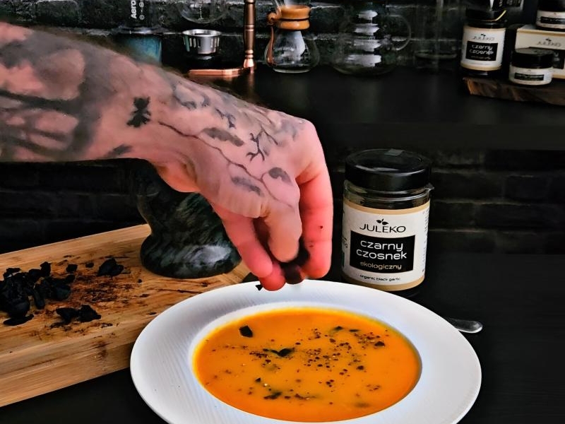 Krem z marchwi i pomarańczy z czarnym czosnkiem