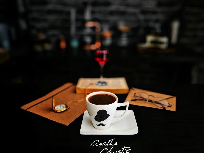 Gorąca czekolada Poirota, tajemnica starej Europy