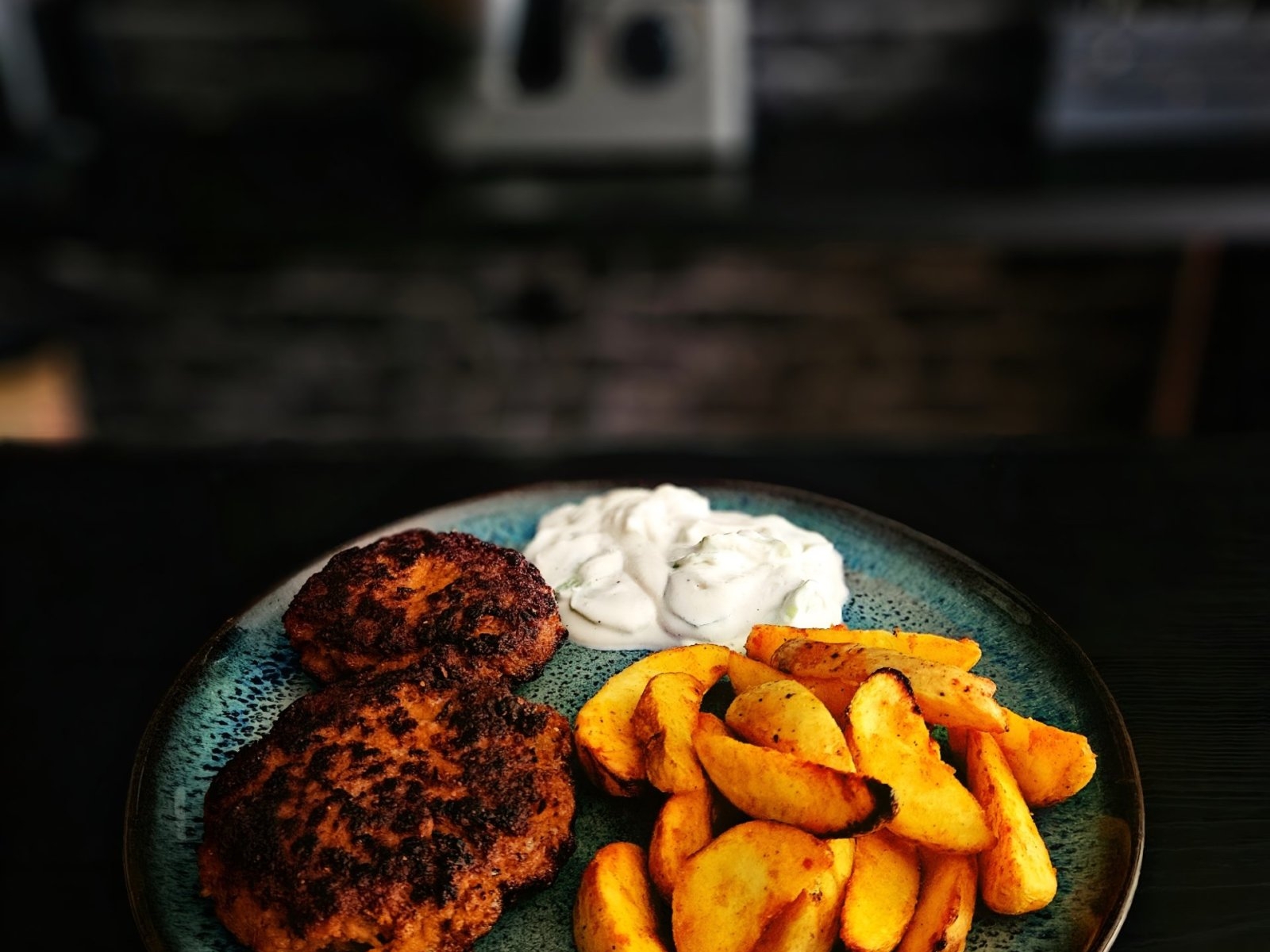 Kotlet mielony soffritto i chrupiące ziemniaki z air fryera.