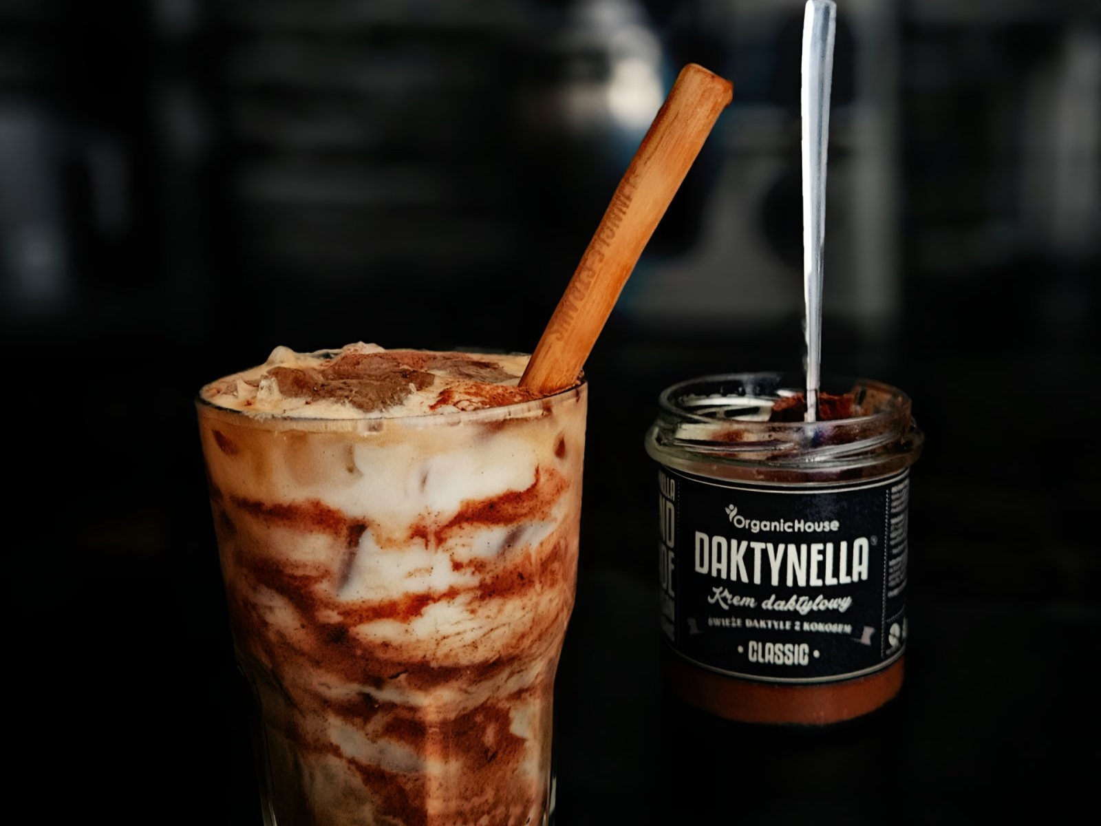 Daktynella Almond Iced Latte, kawa z historią