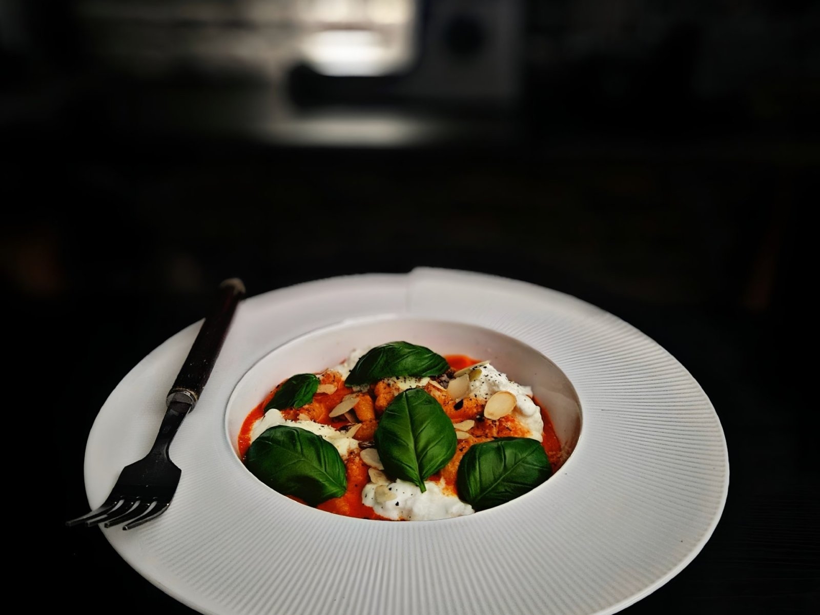 Gnocchetti sardi z pesto Calabrese i stracciatellą