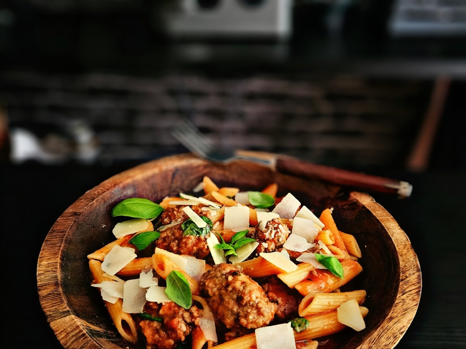 Penne z klopsami w sosie marinara – Zero West