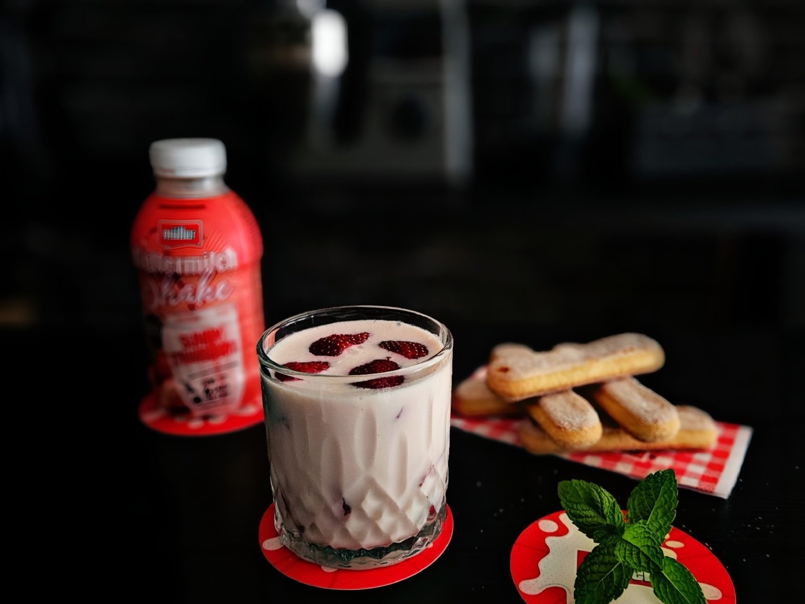 Serniczek Mullermilch z truskawkami bez pieczenia
