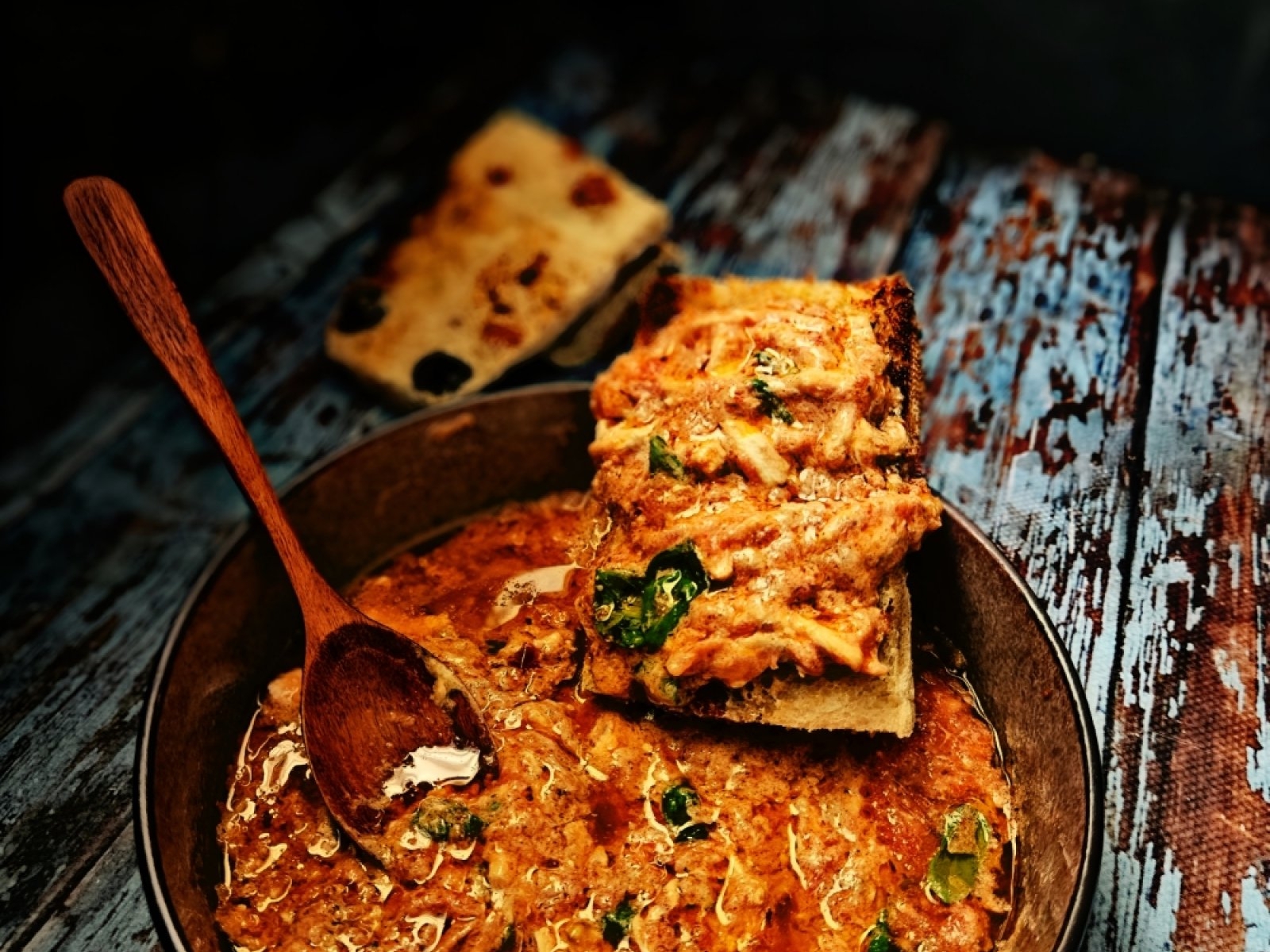 Bruschetta z filoncino rustico, pomidorami i stracciatellą