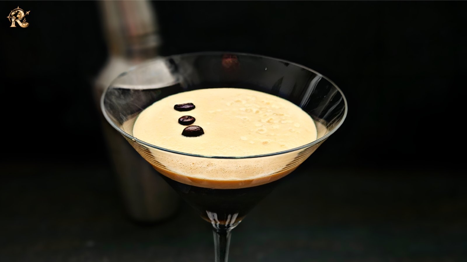 Caffè shakerato. Włoska kawa na zimno z shakera