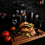 Burger Aleksa z sosem...