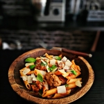 Penne z klopsami w sosie...