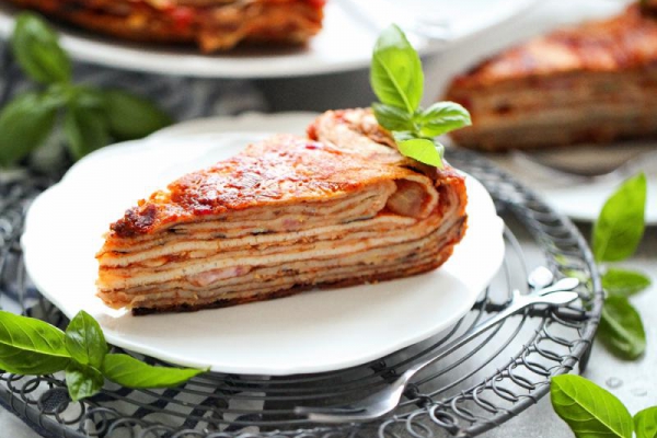 Tort naleśnikowy z szynką i serem
