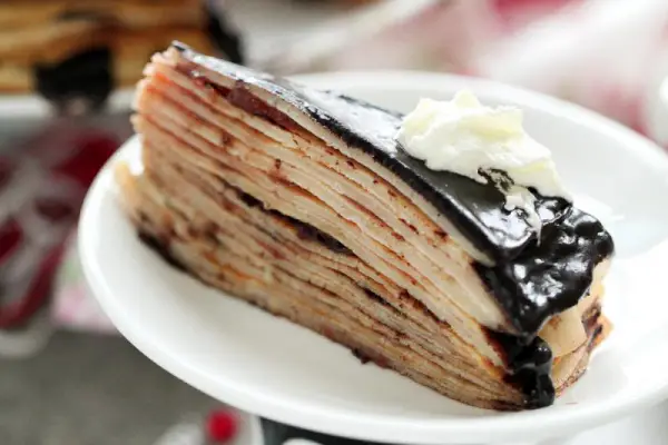 Tort naleśnikowy truskawkowo – czekoladowy