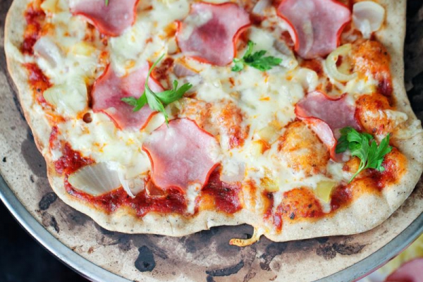 Pizza z kiełbasą żywiecką