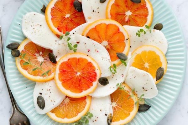 Sałatka caprese z pomarańczą – przepis