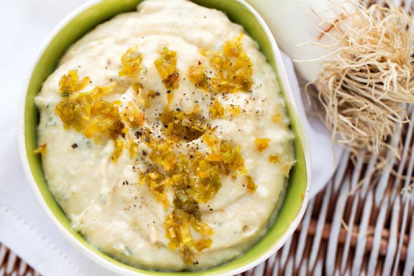 Hummus z karmelizowanym porem