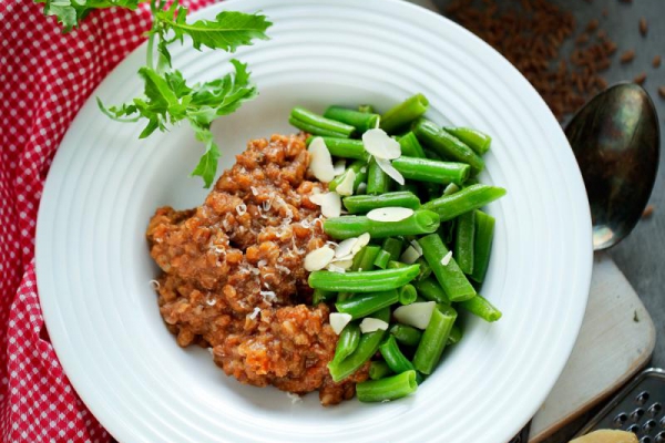Orkiszotto z pesto czerwonym i zieloną fasolką