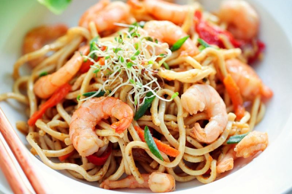 Noodle z krewetkami w sosie teriyaki