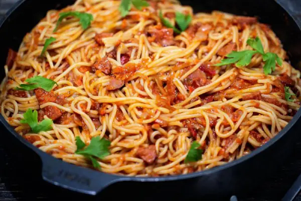 Spaghetti z kiełbasą i leczo