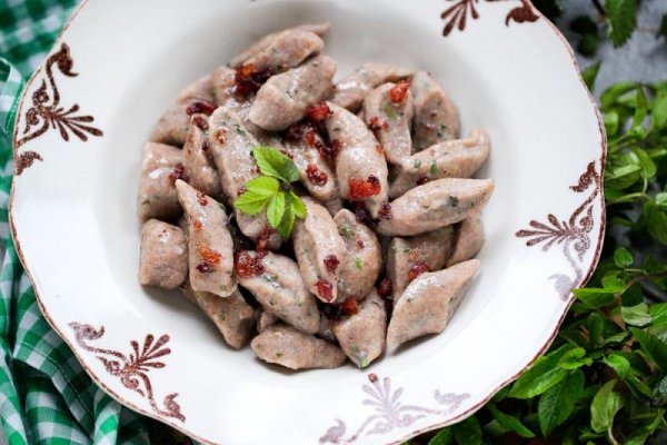 Kopytka z fasoli z pokrzywą i podagrycznikiem