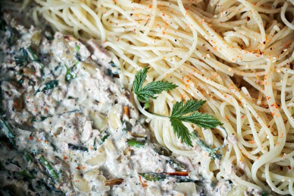 Spaghetti z tuńczykiem i pędami chmielu