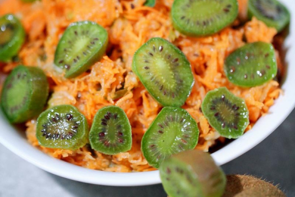 Surówka z marchewki z mini kiwi