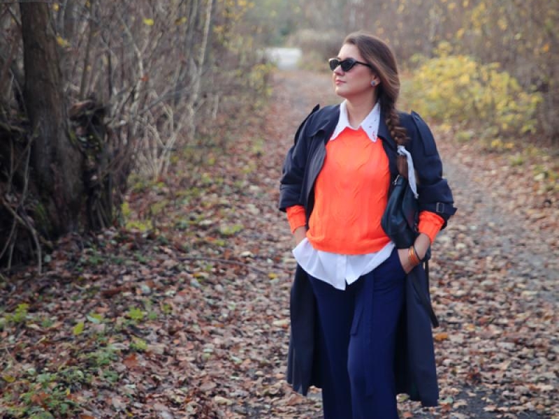 Jesienna stylizacja – neonowy sweter i szerokie spodnie