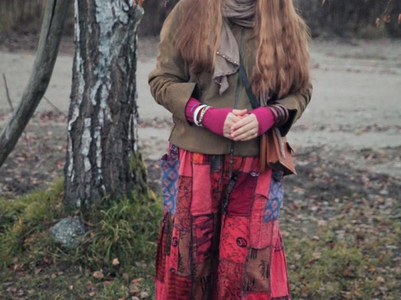 Jesienna stylizacja z szerokimi spodniami w stylu indyjskim