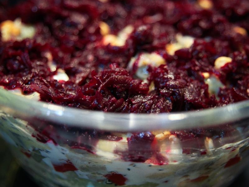 Sałatka warstwowa ze śledziem i burakami