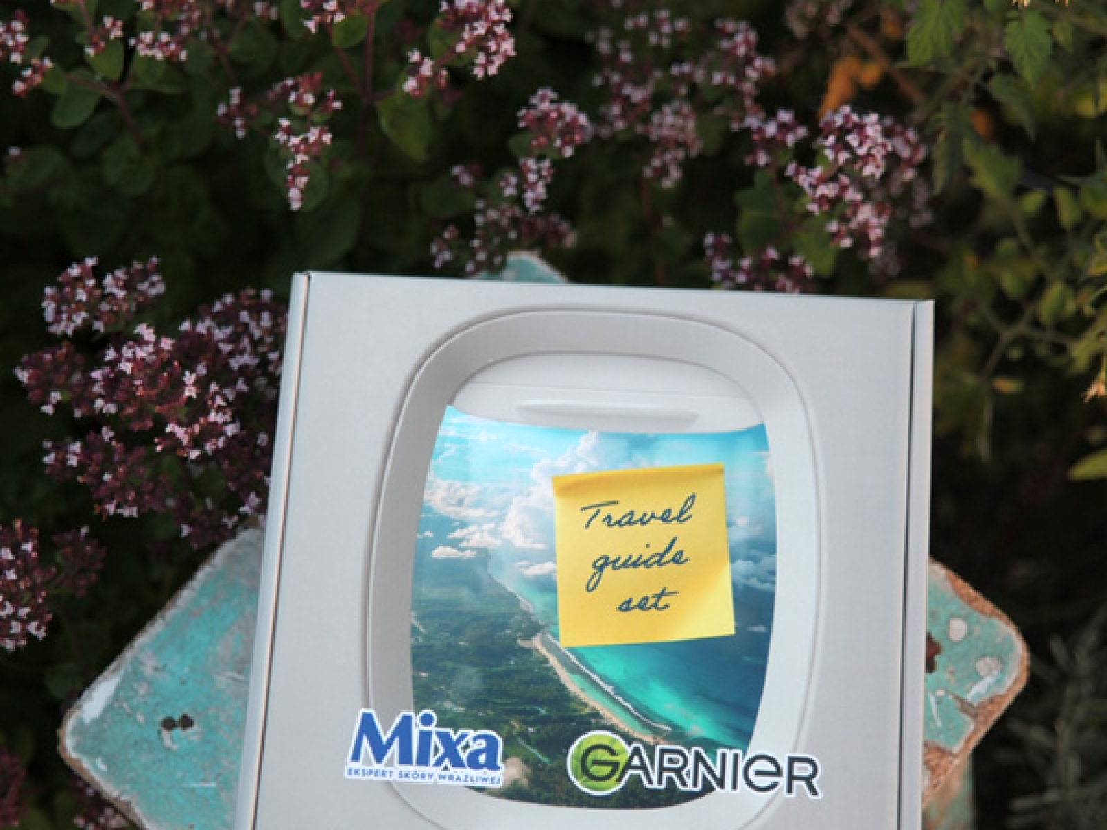 TRAVEL GUIDE SET box