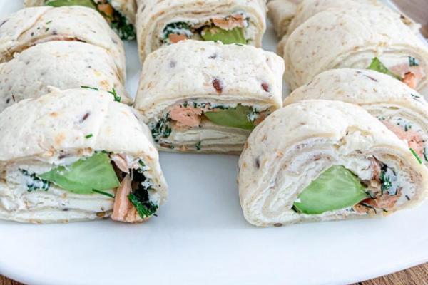 Tortilla z łososiem ogórkiem i koperkiem