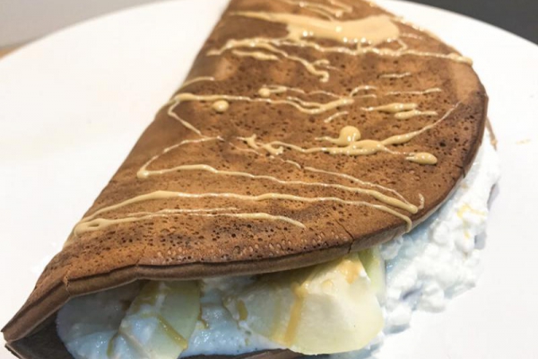 Kakaowy omlet z twarożkiem i owocami