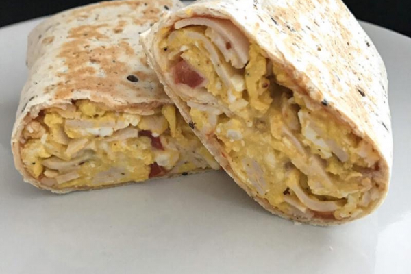 Chrupiąca tortilla z jajkiem i szynką