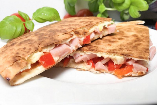 Quesadilla z szynką i serem
