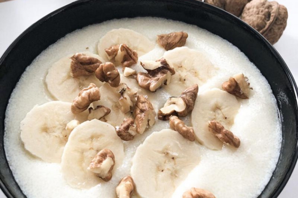 Kasza manna z bananem i orzechami